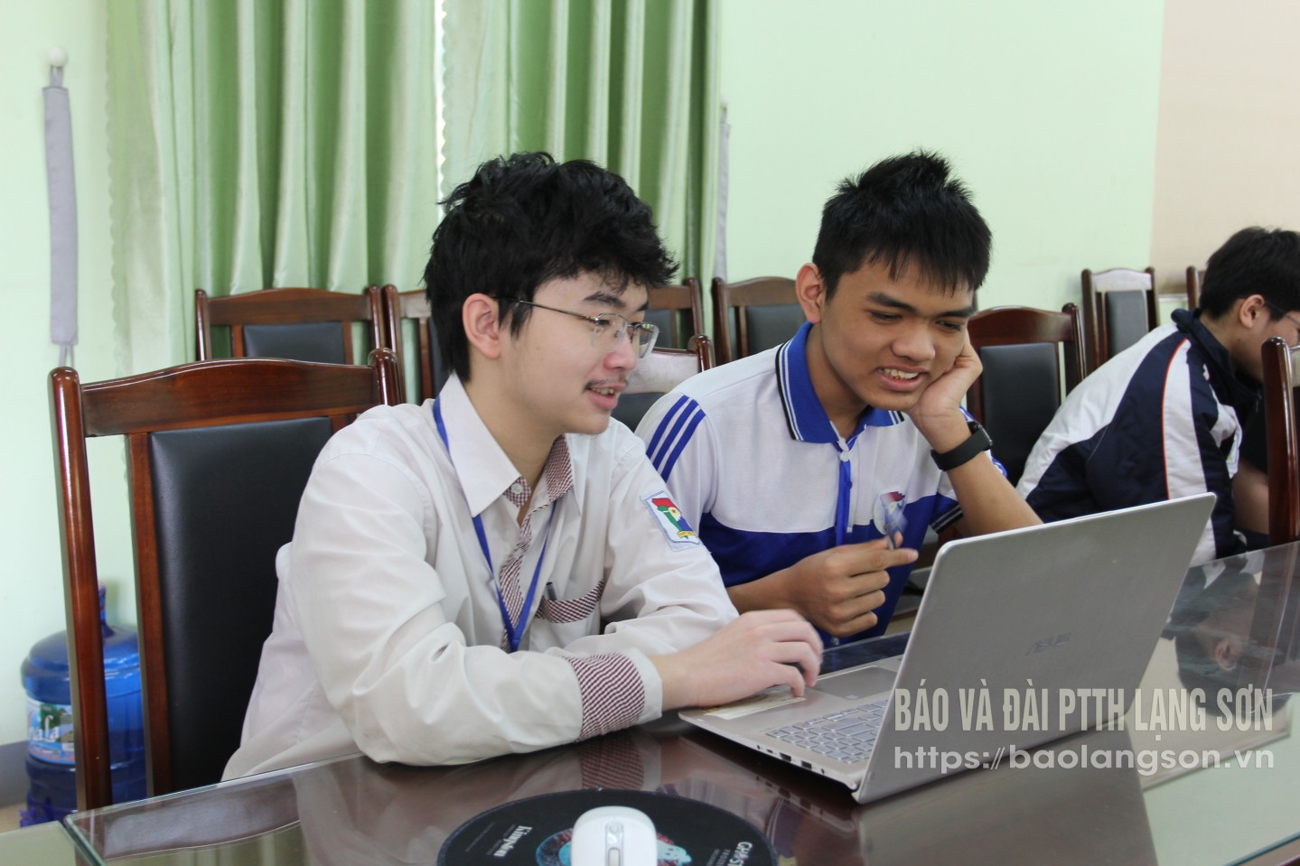 Thành viên nhóm nghiên cứu thảo luận giải pháp nâng cấp phần mềm
