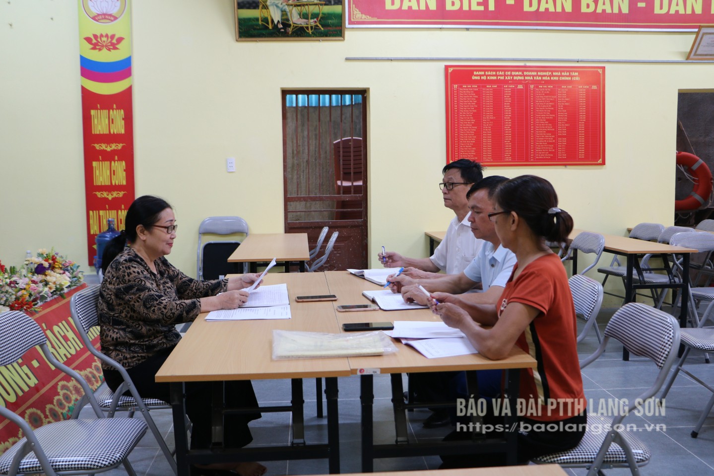 Ban chi ủy chi bộ Khu Trung tâm, thị trấn Đồng Mỏ, huyện Chi Lăng nghiên cứu, trao đổi về nội dung tác phẩm 