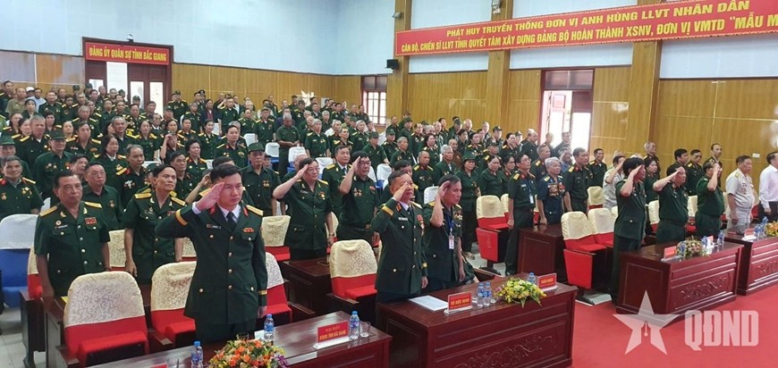  Các đại biểu thực hiện nghi thức chào cờ trang trọng.