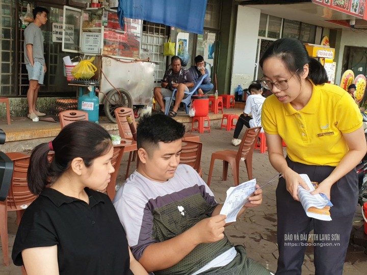 Nhân viên đại lý thu BHXH hệ thống Bưu điện tuyên truyền, tư vấn về chính sách BHXH cho người dân
