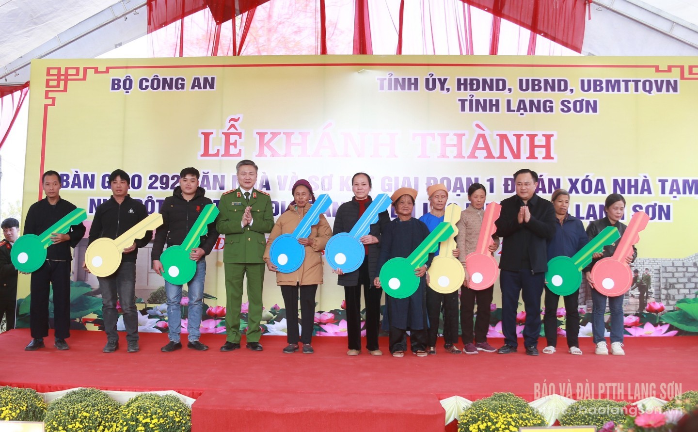 Đồng chí Lương Trọng Quỳnh, Phó Chủ tịch UBND tỉnh (thứ 3 từ phải qua) và lãnh đạo Bộ Công an trao tượng trưng