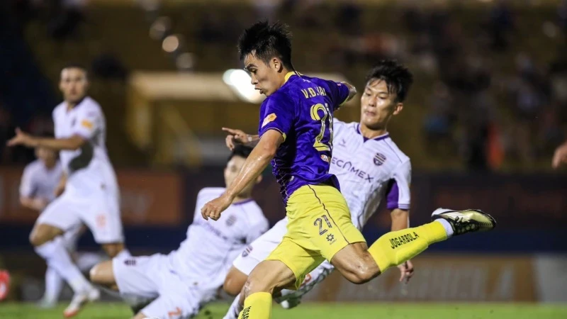 Hà Nội FC (áo sẫm) thắng đậm Becamex Bình Dương. (Ảnh HNFC)