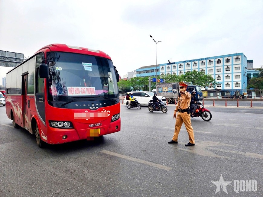 CSGT kiểm tra, xử lý xe khách vi phạm trên đường Phạm Hùng. 