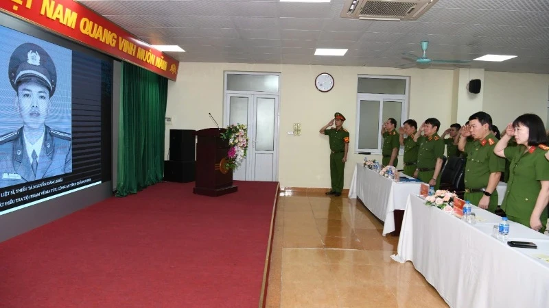 1 phút tưởng niệm đồng đội đã hy sinh trong khi truy bắt tội phạm.