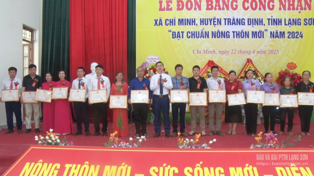 7,ld,huyen,trang,dinh,trao,giay,khen,cho,cac,tt,cn,17561322.jpg