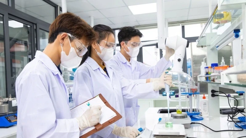 Sinh viên Trường đại học Phenikaa thực hành nghiên cứu thí nghiệm. (Ảnh: THƠM VŨ)