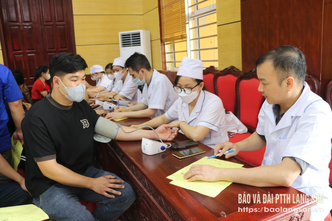 Tình nguyện viên tham gia khám sàng lọc tại ngày hội
