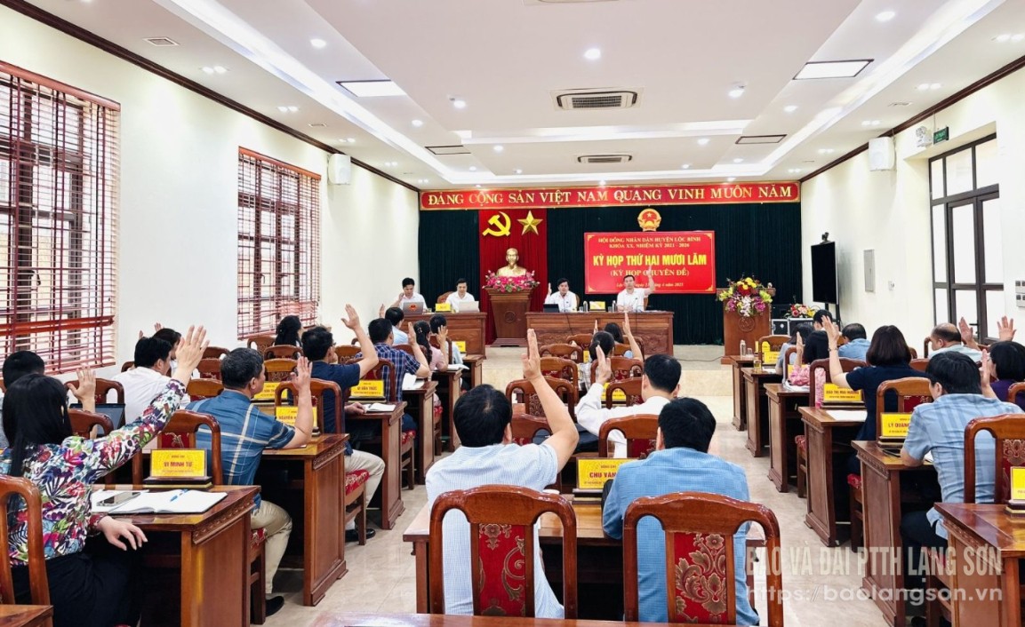 Đại biểu biểu quyết nhất trí thông qua Nghị quyết của HĐND huyện về việc tán thành chủ trương sắp xếp ĐVHC cấp xã của huyện Lộc Bình