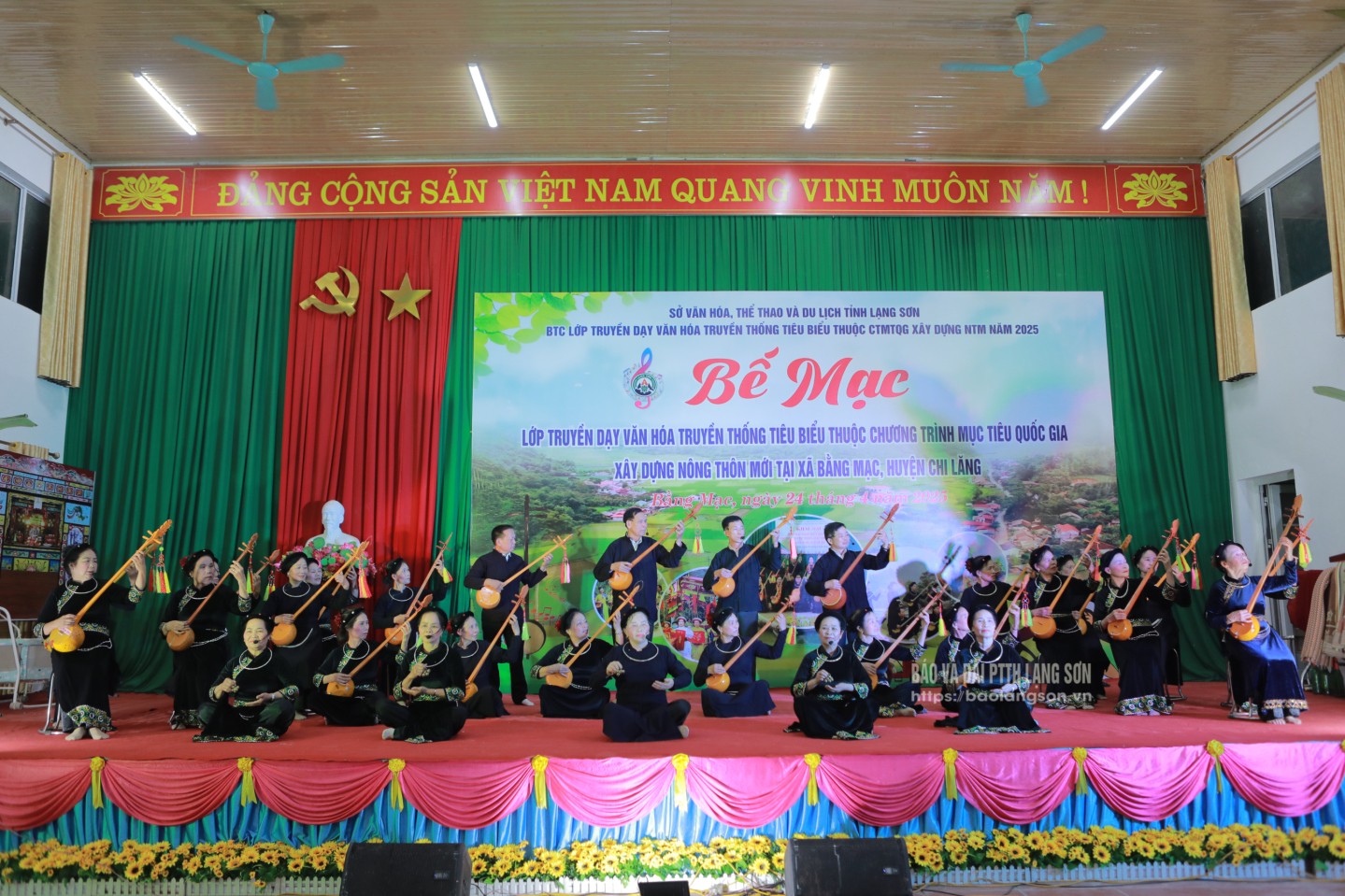 Tiết mục hát then Bằng Mạc đổi mới do học viên lớp truyền dạy thể thiện