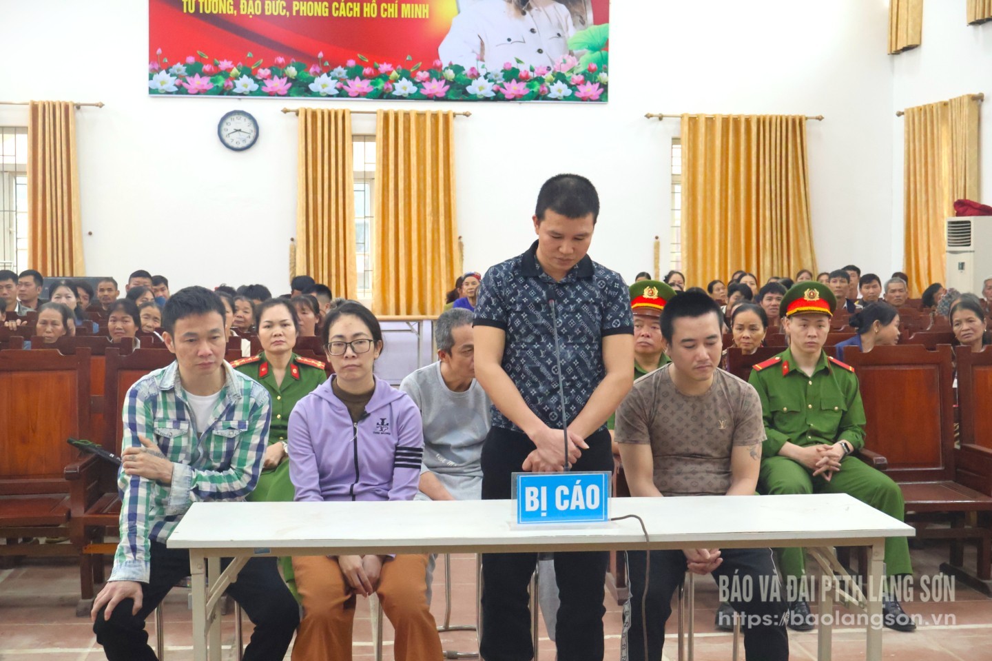 Phiên tòa xét xử lưu động vụ án hình sự về ma túy do TAND huyện Chi Lăng tổ chức tại Nhà văn hóa xã Bằng Mạc, huyện Chi Lăng