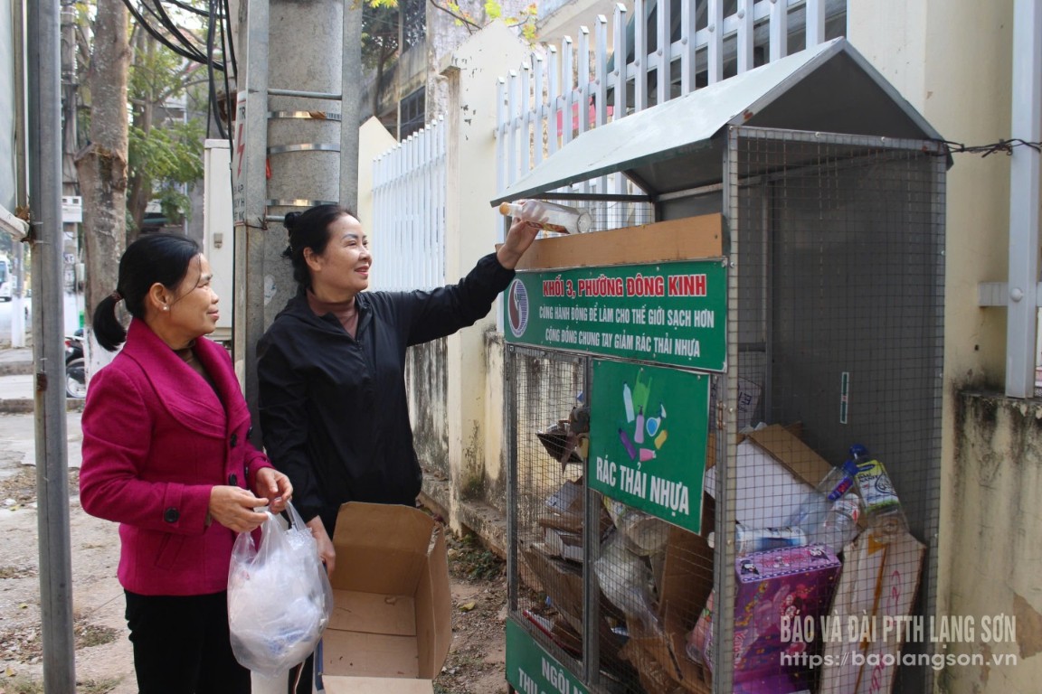 Người dân khối 3, phường Đông Kinh, thành phố Lạng Sơn thu gom rác thải nhựa theo mô hình "Ngôi nhà xanh"