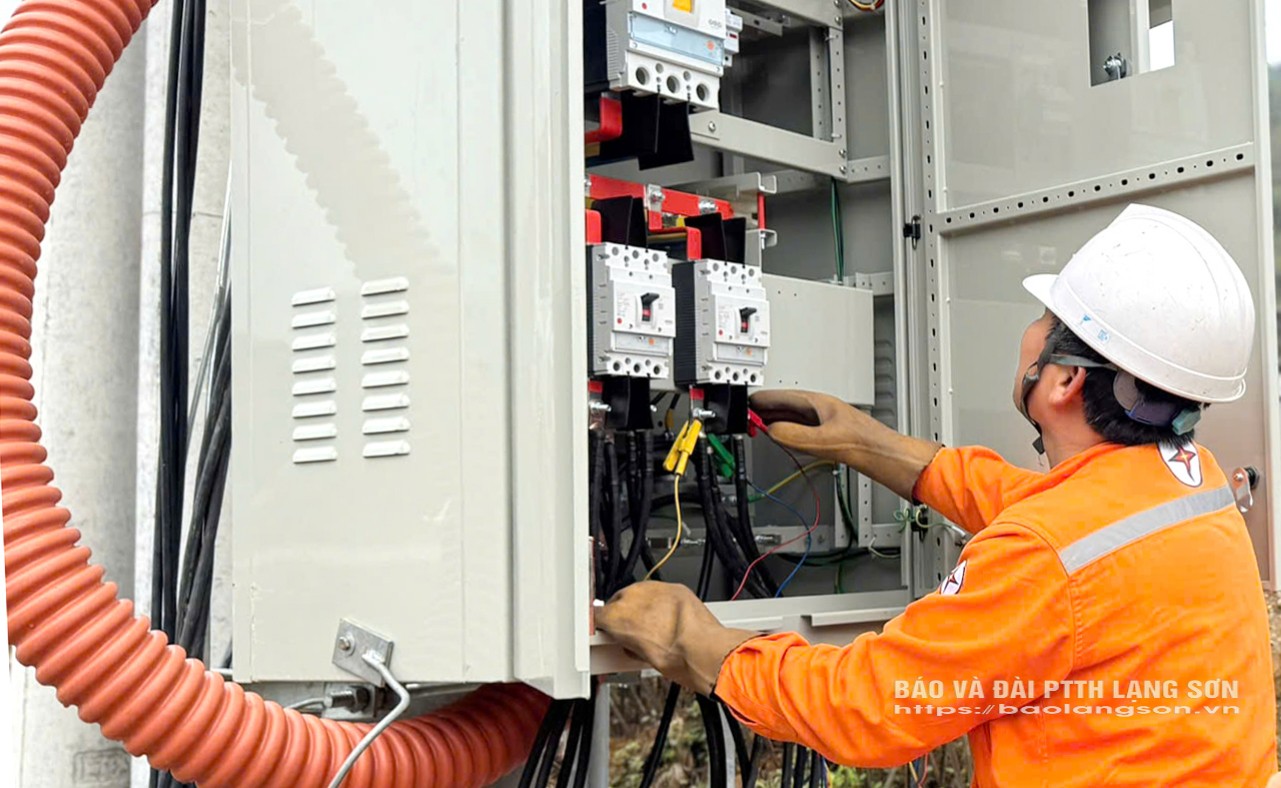 Cán bộ Điện lực Văn Quan kiểm tra công suất phụ tải điện tại Trạm biến áp phân phối điện trên địa bàn thị trấn Văn Quan