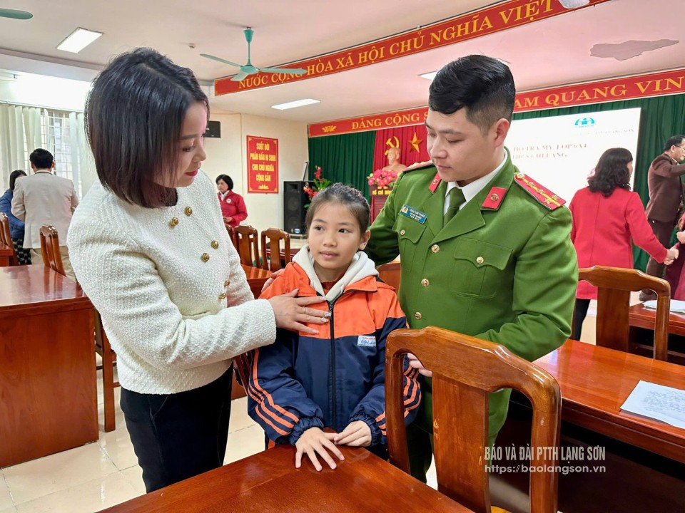 Anh Triệu Gia Trọng, Chủ nhiệm Câu lạc bộ Ngân hàng máu sống thành phố Lạng Sơn tặng quà học sinh có hoàn cảnh khó khăn Trường THCS Chi Lăng, thành phố Lạng Sơn