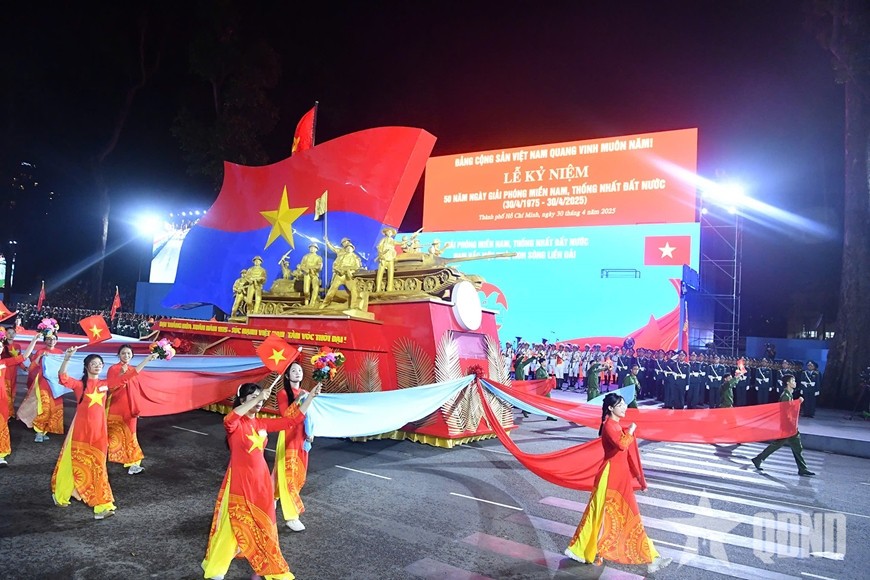 Diễu hành các khối nghi trượng.