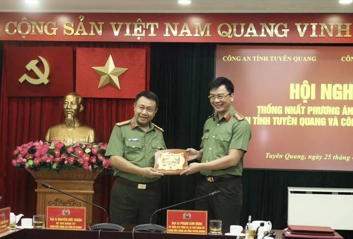 Lãnh đạo Công an tỉnh Tuyên Quang và Hà Giang tại hội nghị.