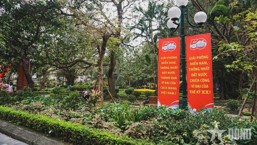 Những biểu ngữ lớn với khẩu hiệu trang trọng, ý nghĩa kỷ niệm 50 năm Ngày giải phóng miền Nam, thống nhất đất nước xuất hiện khắp mọi nơi, nhắc nhớ về trang sử hào hùng của dân tộc. 