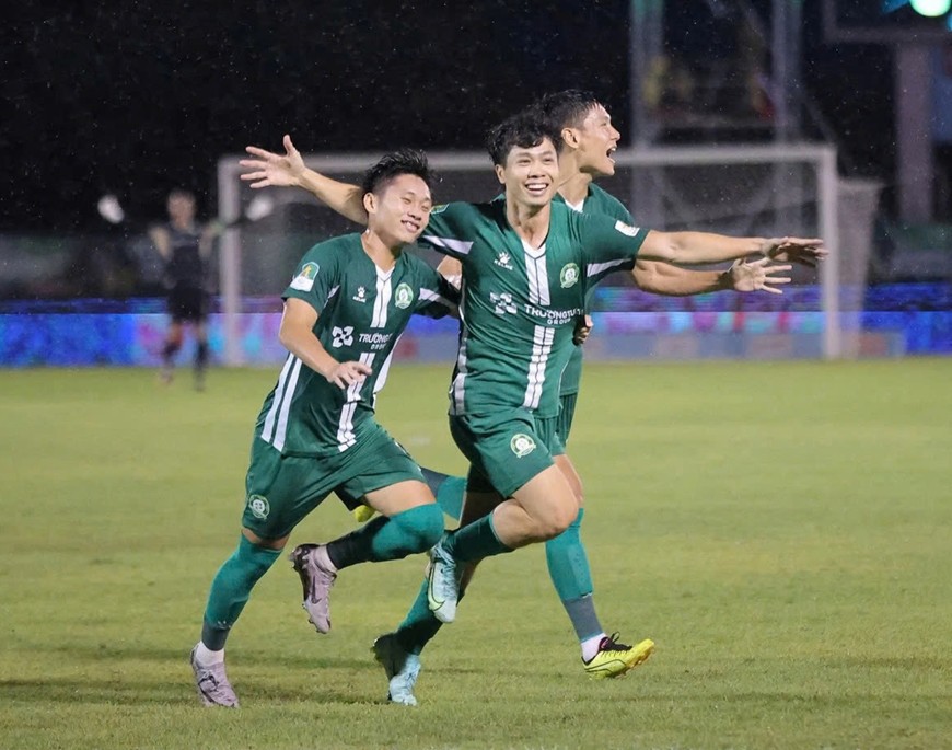 Đồng đội chung vui cùng Công Phượng sau bàn thắng vào lưới Đồng Tháp FC. Ảnh: Trường Tươi Bình Phước