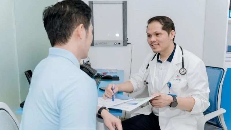 Tiến sĩ, bác sĩ Ngô Chí Cương, Phó Giám đốc Bệnh viện đa khoa Medlatec tư vấn cho người bệnh.