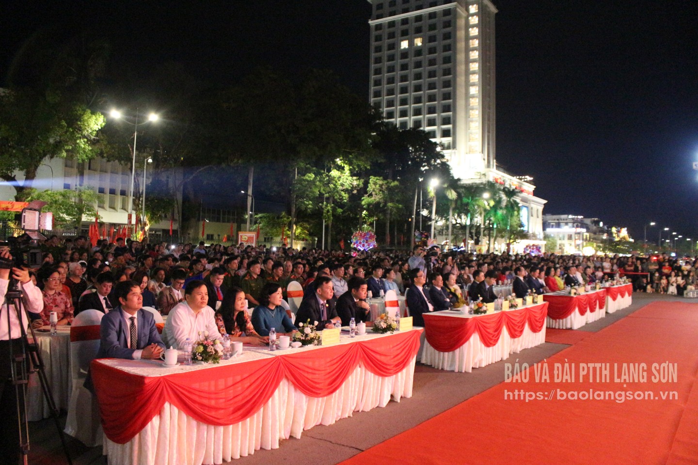 Các đại biểu cùng đông đảo người dân thưởng thức chương trình nghệ thuật