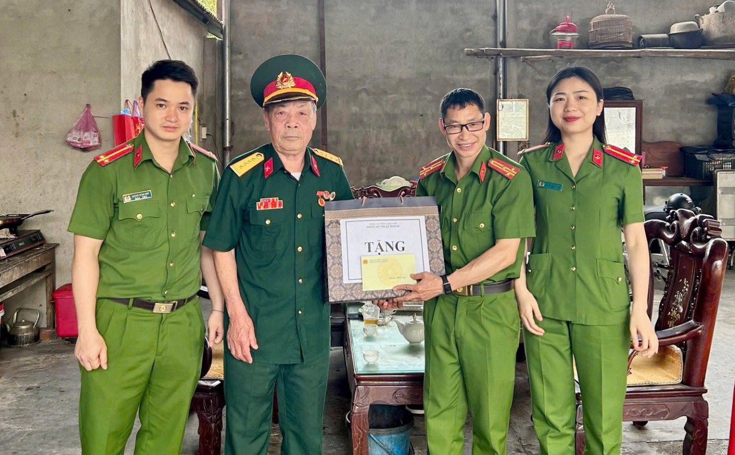 Phòng Kỹ thuật hình sự, Công an tỉnh thăm, tặng quà cựu chiến binh trên địa bàn thành phố Lạng Sơn nhân dịp kỷ niệm 50 năm Ngày giải phóng miền Nam, thống nhất đất nước 