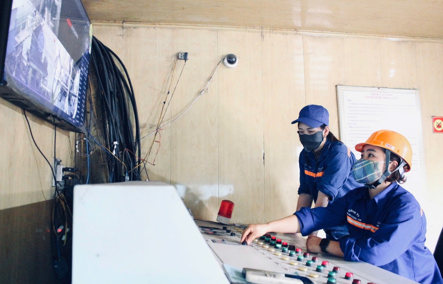 Thực hiện nhiệm vụ ở tổ vận hành hệ thống băng tải thuộc Phân xưởng Cơ điện - Sàng tuyển, chị Lê Diệu Hà đã gắn bó với vị trí này hơn 10 năm qua. Từ nhà điều khiển được sắp xếp ngay tại bãi than, với việc ứng dụng khoa học, công nghệ, chị có thể quan sát đồng thời hàng chục camera được lắp đặt ở nhiều vị trí trong dây chuyền sàng đảo, trộn than. Khi phát hiện sự cố ở bất cứ vị trí nào, chị nhanh chóng điều chỉnh máy móc khắc phục sự cố hoặc khẩn trương báo cáo ca trưởng nhanh chóng tìm phương án giải quyết. Chị Hà chia sẻ: 