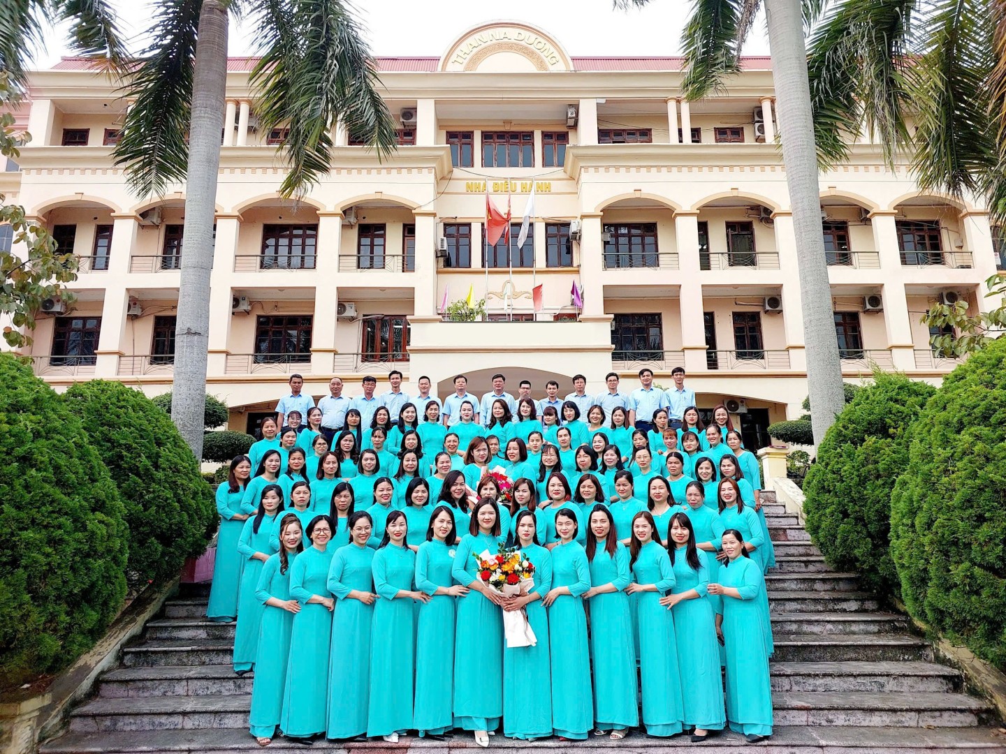 Nữ công nhân ngành than vẫn thường được ví như những bông hoa của đơn vị. Giữa những vất vả, gian truân nơi mỏ than, dù trong trang phục bảo hộ lao động, hay mang trên mình những bộ áo dài thướt tha, hình ảnh nữ công nhân ngành than vẫn tỏa sáng một cách lặng lẽ. Mỗi nụ cười lấp lánh trong ánh nắng giữa những vùng than, mỗi bước chân vững vàng, kiên cường đã tạo nên nét đẹp riêng của nữ công nhân trên đất mỏ, góp phần khẳng định giá trị, vị thế của lao động nữ trong thời đại mới.