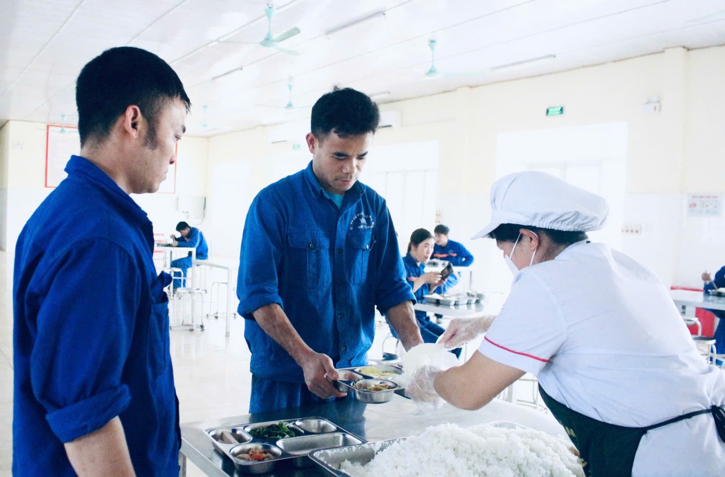 Một trong những bộ phận quan trọng, đóng vai trò đảm bảo bữa ăn ca cho gần 500 lao động trong công ty đó là bộ phận cấp dưỡng với 15 lao động nữ. Hiện nay, công ty bố trí 3 nhà ăn tại 3 điểm khác nhau gồm tại trụ sở công ty, Phân xưởng Cơ điện - Sàng tuyển; Phân xưởng Vận tải và Khai thác. Để đảm bảo sức khỏe cho công nhân, các nữ cấp dưỡng luôn chú trọng nghiên cứu thực đơn đầy đủ dinh dưỡng, lựa chọn thực phẩm đảm bảo vệ sinh và thường xuyên rèn luyện tay nghề chế biến các món ăn.