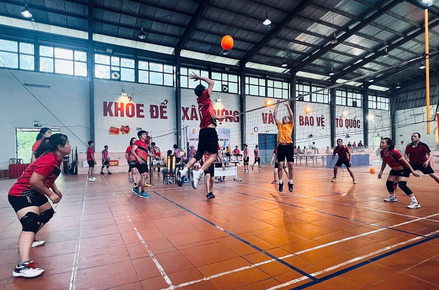 Cùng với việc hăng say lao động, sản xuất, hoàn thành tốt nhiệm vụ được giao, các lao động nữ trong công ty còn được tạo điều kiện tham gia các hoạt động thể thao, văn nghệ. Sau giờ làm việc, các lao động nữ thường cùng nhau tập luyện bóng chuyền hơi, pickleball... tại Nhà đa năng của công ty.