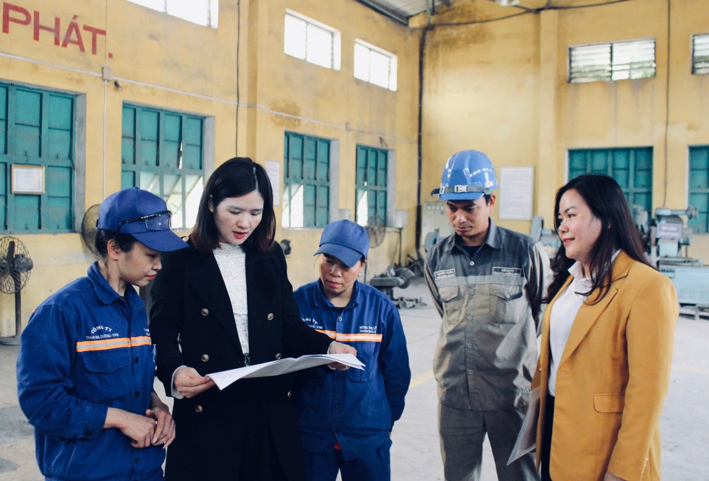 Công ty Than Na Dương - VVMI là chi nhánh trực thuộc Tổng Công ty Công nghiệp Mỏ Việt Bắc TKV-CTCP, là đơn vị đặc thù trên địa bàn tỉnh hoạt động trong lĩnh vực khai thác than tại mỏ than Na Dương, huyện Lộc Bình. Công ty có tổng số gần 500 lao động, trong đó có trên 110 lao động nữ. Các lao động nữ được công ty sắp xếp theo trình độ, năng lực, tham gia vào mọi lĩnh vực như nghiệp vụ thống kê, tổ chức cán bộ, quản lý tài chính, công tác văn phòng ở 8 phòng ban (khối văn phòng); trực tiếp làm việc tại công trường trong các phân xưởng: Cơ điện - Sàng tuyển, Khai thác, Vận tải và thực hiện các công việc phục vụ, phụ trợ. Mặc dù làm việc ở các bộ phận có tính chất công việc khác nhau nhưng các lao động nữ trong công ty luôn đoàn kết, hỗ trợ lẫn nhau và tích cực tham gia các phong trào do công ty phát động.