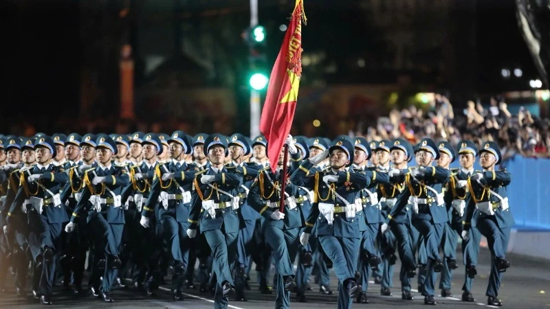 Trung úy Vũ Chí Hưng, Trợ lý Cơ yếu Ban Cơ yếu Phòng Tham mưu, Sư đoàn 365, Quân chủng Phòng không-Không quân (đi đầu) vinh dự là Khối trưởng Khối đi Sĩ quan Phòng Không - Không quân tham gia Lễ diễu binh, diễu hành Kỷ niệm 50 năm Ngày Giải phóng miền nam, thống nhất đất nước (30/4/1975-30/4/2025) tại buổi sơ duyệt.
