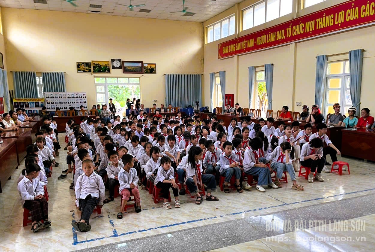 Học sinh Trường PTDTBT TH&THCS Mông Ân, xã Mông Ân, huyện Bình gia tham gia chương trình