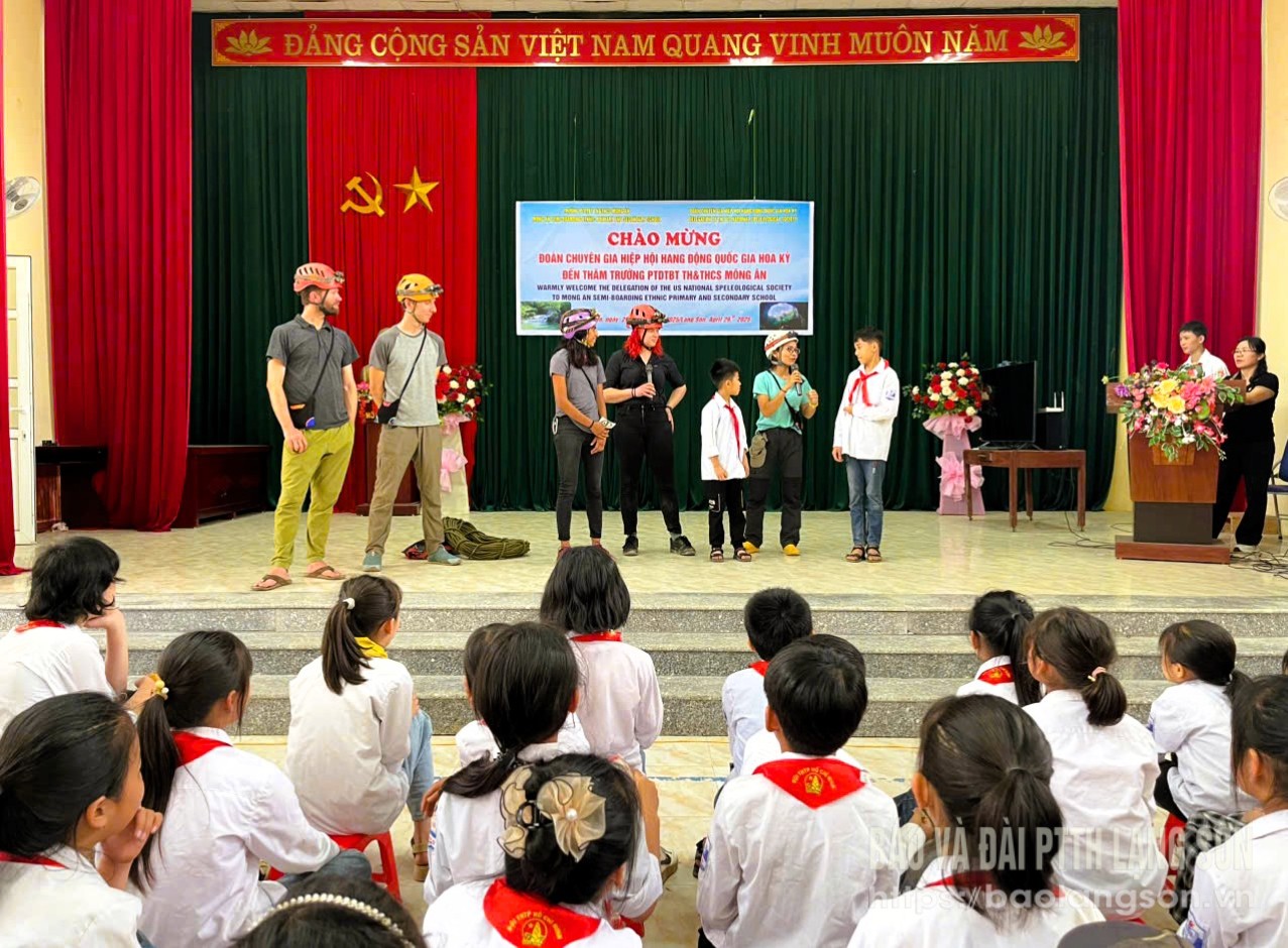 Đoàn chuyên gia Hiệp hội Hang động Quốc gia Hoa Kỳ giao lưu với các em học sinh Trường PTDTBT TH&THCS Mông Ân tại chương trình