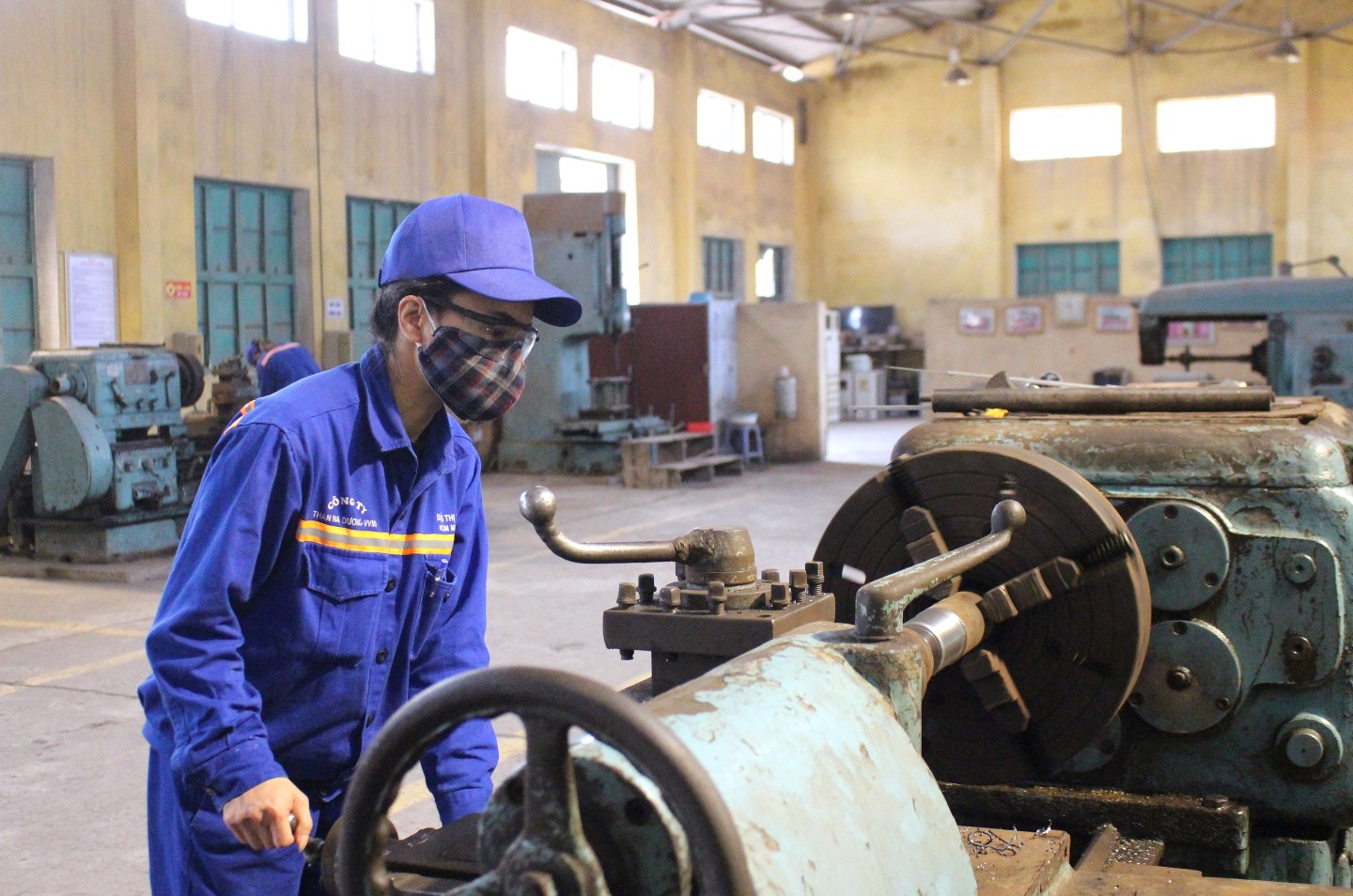Làm việc tại một tổ khác thuộc Phân xưởng Cơ điện - Sàng tuyển, 20 năm qua, chị Đặng Thị Bích đã gắn bó với những cỗ máy cơ khí. Là thợ cơ khí, công việc hằng ngày của chị là điều khiển các lại máy roa, máy khoan, máy mài... để tạo ra các chi tiết máy có độ chính xác rất cao, phục vụ quá trình sửa chữa thiết bị mỏ và phương tiện vận tải. Công việc tuy không quá nặng nhọc nhưng đòi hỏi sự tỉ mỉ và khéo léo, chuẩn xác. Mặc dù làm việc trong môi trường có độ ồn từ các loại máy móc, song chị đã quen và luôn yêu công việc của mình. Chị Bích tươi cười cho biết: 