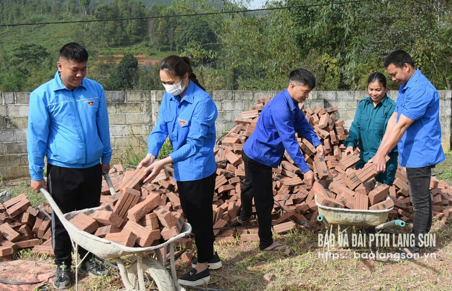 Đoàn viên, thanh niên, lực lượng dân quân tự vệ xã Đề Thám, huyện Tràng Định đóng góp ngày công lao động hỗ trợ xóa nhà tạm, nhà dột nát trên địa bàn