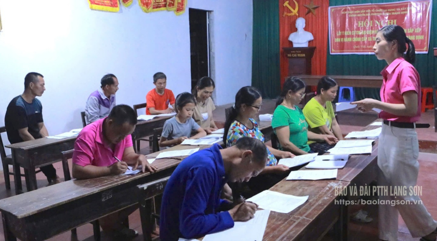 Người dân thôn Pò Lạn, xã Quốc Việt, huyện Tràng Định tham gia lớp học xoá mù chữ giai đoạn 2