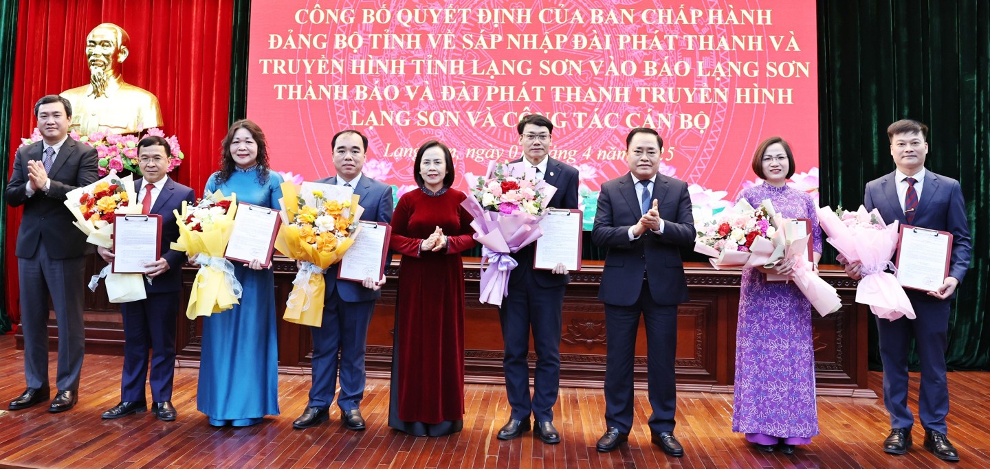 Các đồng chí Thường trực Tỉnh ủy trao quyết định và tặng hoa chúc mừng các đồng chí được bổ nhiệm giữ các chức vụ Tổng Biên tập và Phó Tổng Biên tập Báo và Đài Phát thanh Truyền hình Lạng Sơn