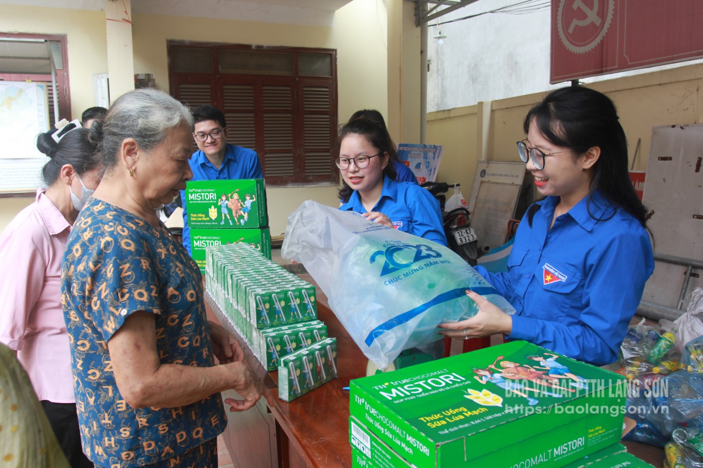 Cán bộ, đoàn viên Tỉnh đoàn triển khai hoạt động đổi rác lấy quà tại thị trấn Đồng Mỏ, huyện Chi Lăng