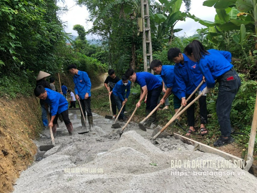 Thanh niên huyện Cao Lộc bê tông hóa đường giao thông tại xã Cao Lâu