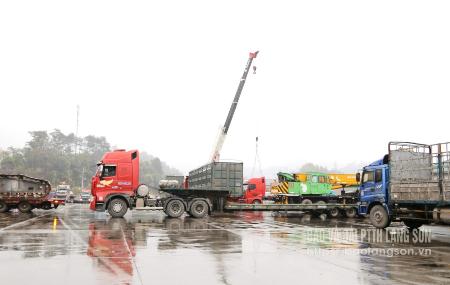 Sử dụng máy móc bốc xếp hàng hóa tại bãi xe của Công ty Cổ phần Hữu Nghị Xuân Cương