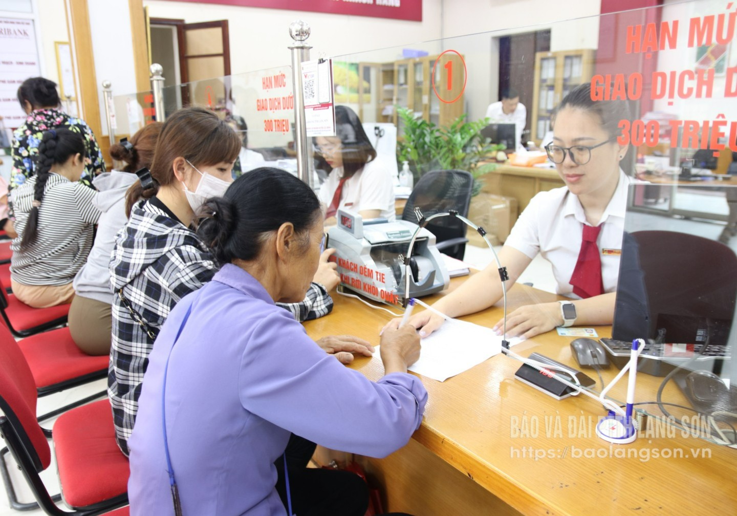 Cán bộ Agribank Lộc Bình hướng dẫn người dân làm thủ tục vay vốn