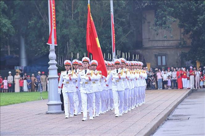 Đúng 6h, đoàn quân kỳ Quyết Thắng thực hiện các nghi thức buổi lễ chào cờ thiêng liêng
