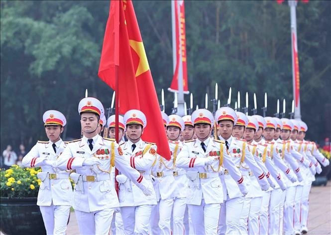 Lễ chào cờ trang trọng do cán bộ, chiến sĩ Bộ Tư lệnh Bảo vệ Lăng Chủ tịch Hồ Chí Minh thực hiện