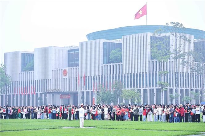 Lễ chào cờ kỷ niệm 50 năm Ngày Giải phóng miền Nam, thống nhất đất nước sáng 30/4/2025 trên Quảng trường Ba Đình