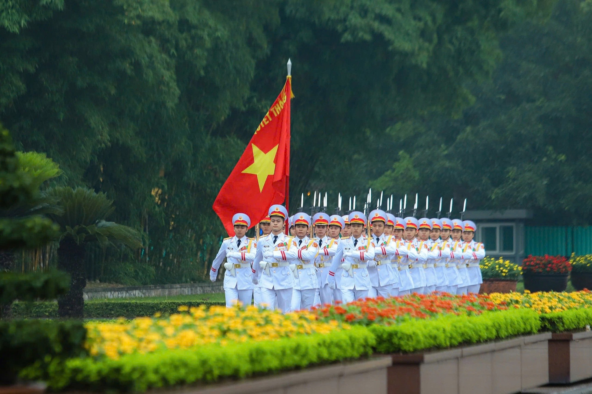 Tại Hà Nội, đúng 6h, đội tiêu binh rước quân kỳ Quyết Thắng thực hiện các nghi thức lễ chào cờ trên Quảng trường Ba Đình - Ảnh: VGP/Nam Nguyễn