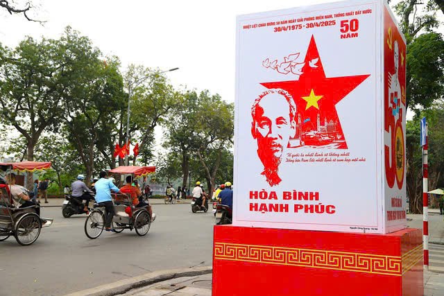 Áp phích, quốc kỳ, Đảng kỳ chào mừng 50 năm Ngày Giải phóng miền Nam, thống nhất đất nước trên đường phố Hà Nội - Ảnh: VGP/Nam Nguyễn