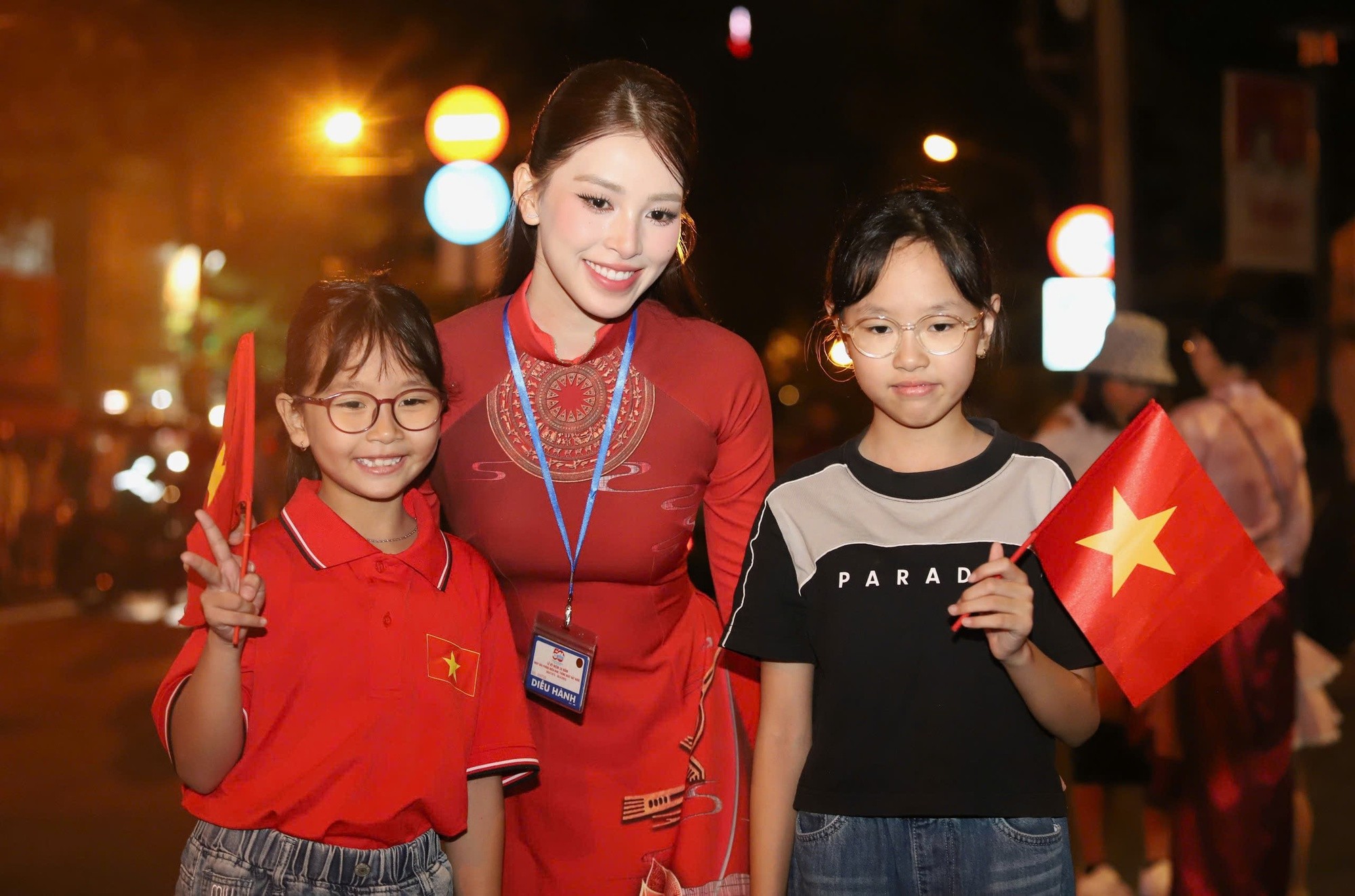 Hoa hậu Trần Tiểu Vy chung vui cùng các em nhỏ tại TPHCM - Ảnh: VGP/Lê Anh