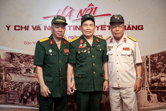 Ba thành viên còn lại của kíp xe tăng 390 góp mặt trong một chương trình kỷ niệm 50 năm Ngày Giải phóng miền nam, thống nhất đất nước tại Hà Nội vào tháng 4/2025. Từ trái sang: các ông Vũ Đăng Toàn, Ngô Sỹ Nguyên, Nguyễn Văn Tập.