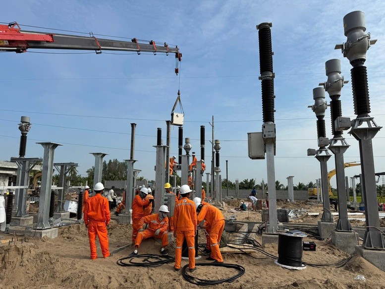 Công nhân Công ty Điện lực Kiên Giang gấp rút thi công để đóng điện công trình Trạm 110 kV U Minh Thượng và Đường dây 110 kV NR đấu nối trạm 110 kV U Minh Thượng, tỉnh Kiên Giang - Ảnh: VGP/MT