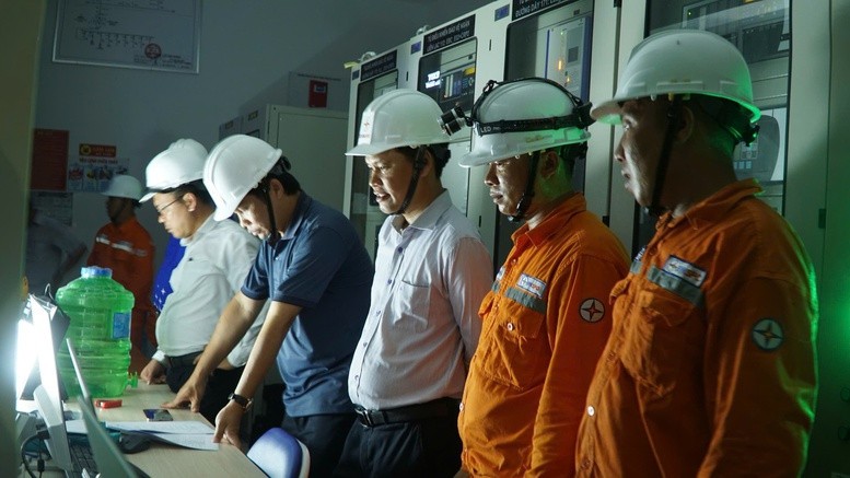 Lãnh đạo EVNSPC chỉ đạo đóng điện công trình Trạm biến áp 110 kV Tân Phú Thạnh và đường dây đấu nối, tỉnh Hậu Giang, khuya ngày 27/4/2025 - Ảnh: VGP/MT