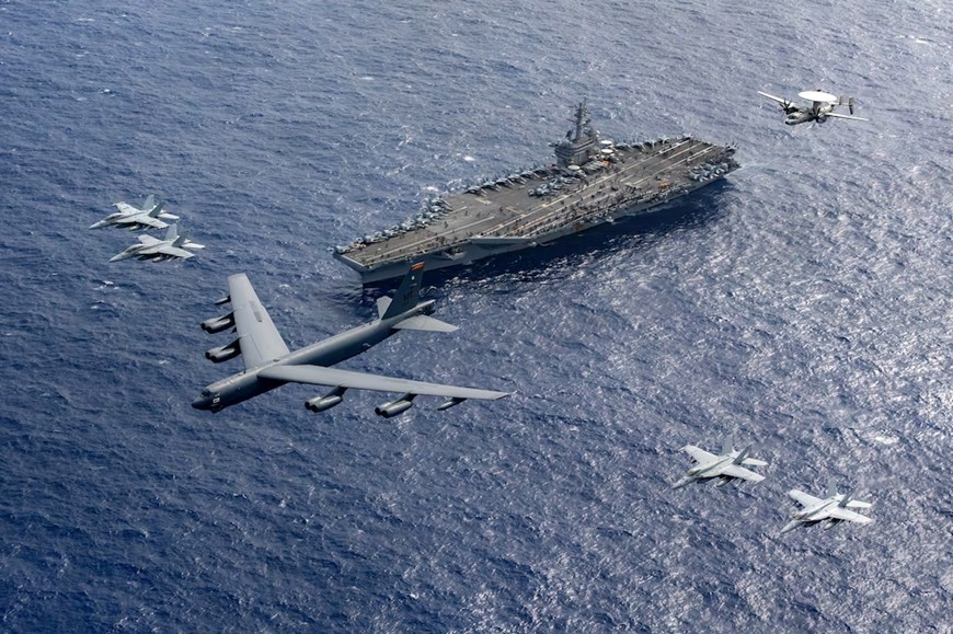 Máy bay của Không quân Mỹ bay theo đội hình phía trên tàu sân bay lớp Nimitz USS Theodore Roosevelt. Ảnh: Hải quân Mỹ